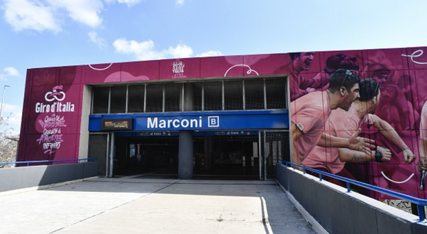 l'ingresso della metro B Marconi
