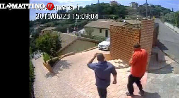 Ladri entrano in villa e rubano auto: regista li filma e mette il video online | Guarda