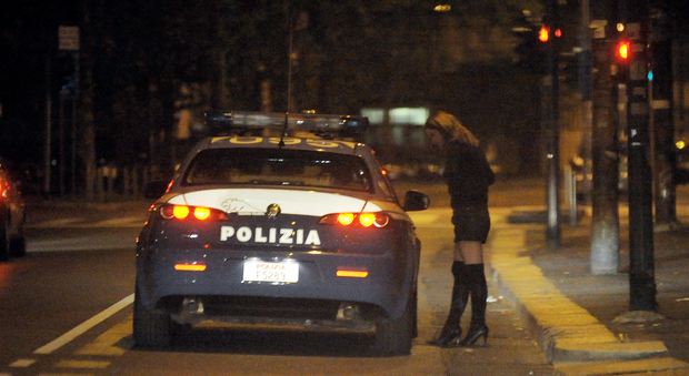 La polizia controlla una giovane prostituta