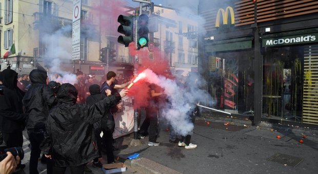 Studenti in piazza in 70 città contro alternanza scuola-lavoro: tensione a Milano, scontri a Palermo