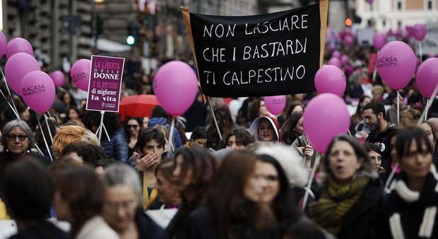 Violenza sulle donne, corteo a Roma: «Siamo almeno 150mila»