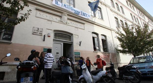 Roma, termosifoni spenti a scuola: gli studenti del liceo Tacito scendono in strada