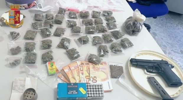 In casa 40 bustine di marijuana e una pistola scacciacani: arrestato il pusher di Massa Lubrense