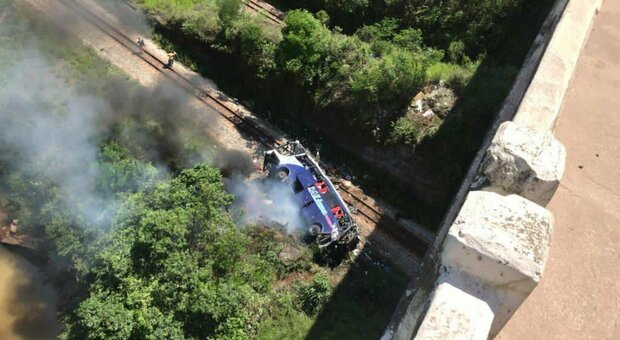 Brasile, autobus precipita da un viadotto e finisce sui binari del treno: almeno 18 morti
