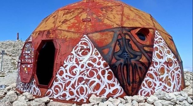 Monte Amaro, imbrattato con la vernice il rifugio del Cai: quattro giovani denunciati