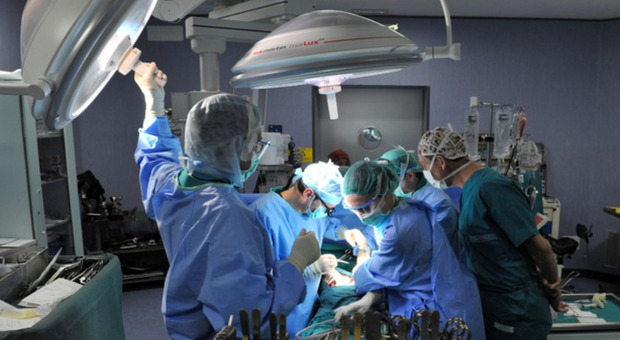 Bimbo di 10 mesi morto in sala operatoria, recisa la vena aorta per errore: medici indagati per omicidio colposo