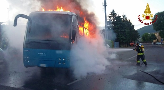 Rieti, bus Cotral in fiamme, autista al de Lellis Il video