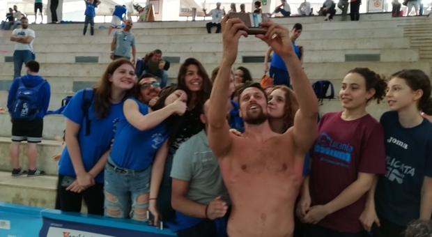 Luca Dotto fa un selfie con i suoi tifosi alla Scandone di Napoli
