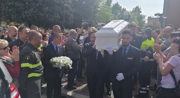 Migliaia ai funerali del bimbo ucciso a Cassino: i genitori sono in carcere