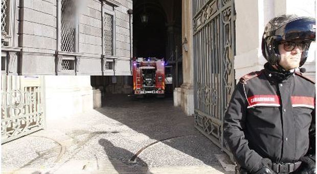 Principio incendio alla Reggia (foto Luciano Frattari)