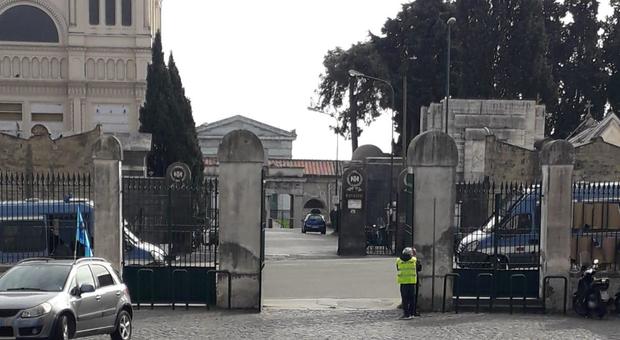 «Caos cimiteri a Napoli, salma in frigo sepolta grazie all'intervento della polizia»