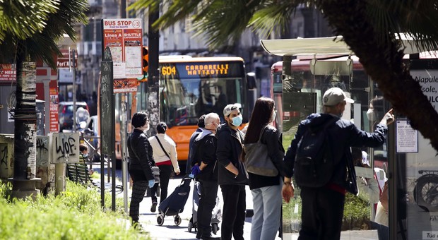 Fase 2 a Napoli, l'autobus è sovraffollato ma nessuno scende: arriva la polizia