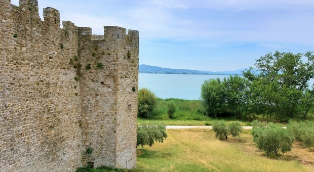 Lago Trasimeno, da Castiglione del Lago all'Isola Polvese tra castelli, borghi, arte e dame