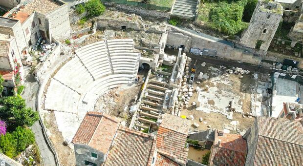 Terracina svela il teatro romano di 2000 anni fa: un tesoro tra statue, marmi e Cesare