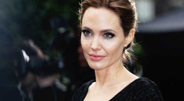 Angelina Jolie si fa rimuovere le ovaie per paura del cancro