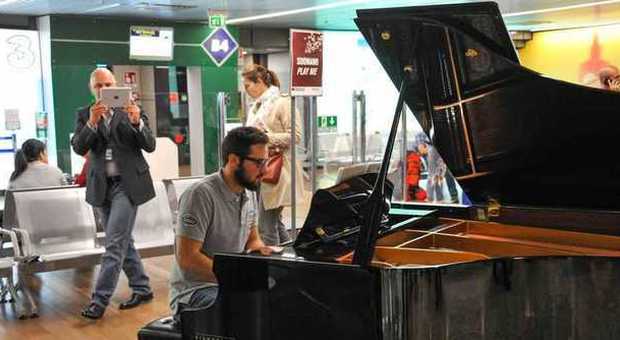 Fiumicino, i pianisti del gate incantano anche Roberta Vinci