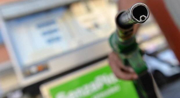 Benzina e diesel, prezzi alle stelle: «Oltre 2 euro in autostrada». I rincari alla vigilia del 25 aprile