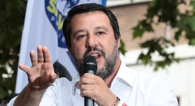 Scuola, Salvini: «Vorrei reintrodurre il grembiule»