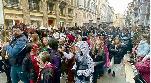Carnevale, in 5mila alla festa, il sindaco Silvetti per il salto di qualità: «Ora il commercio ci segua»
