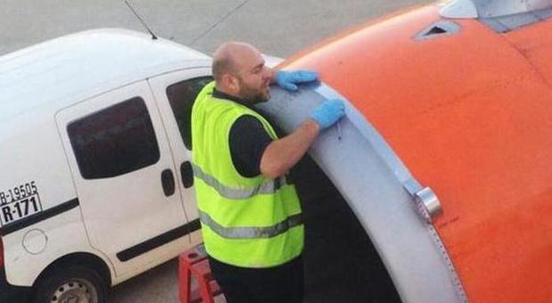 L'addetto "ripara" l'aereo col nastro adesivo, EasyJet: «Normale manutenzione»