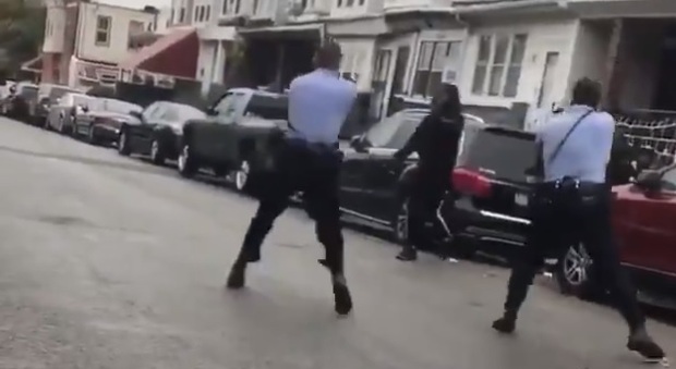 Usa, polizia uccide afroamericano in strada: guerriglia a Philadelphia. Trenta agenti feriti, arresti e negozi saccheggiati
