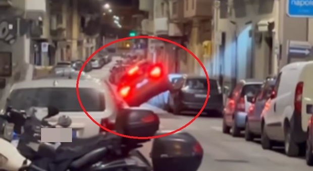 Bari, suv impazzito nella notte: si schianta contro auto parcheggiate e ne distrugge 13
