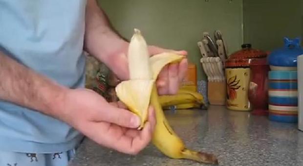 Sbucciare una banana o mangiare un gelato, potresti sbagliare a farlo