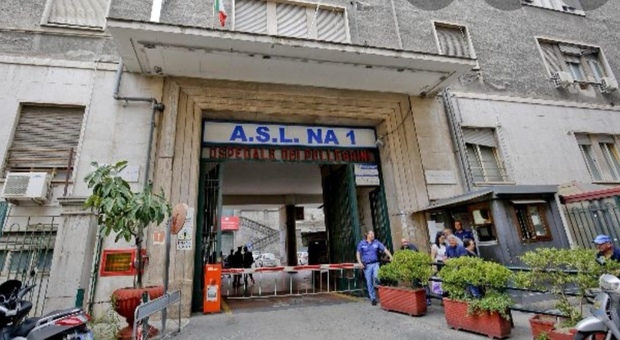 Napoli, tre coltellate contro 31enne dello Sri Lanka: «Volevano rapinarmi»