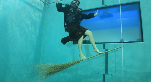 La Befana “decolla” dalla piscina più profonda del mondo: - 42 metri