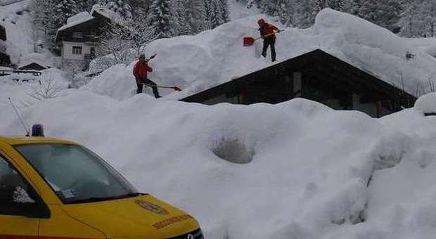 Una casa coperta dalla nevicata di febbraio nei pressi di Longarone
