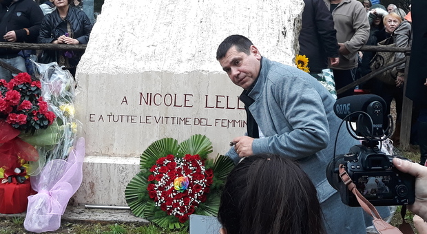 Nicole Lelli, uccisa a 23 anni dall'ex compagno: il papà inaugura il monumento per le vittime di femminicidio