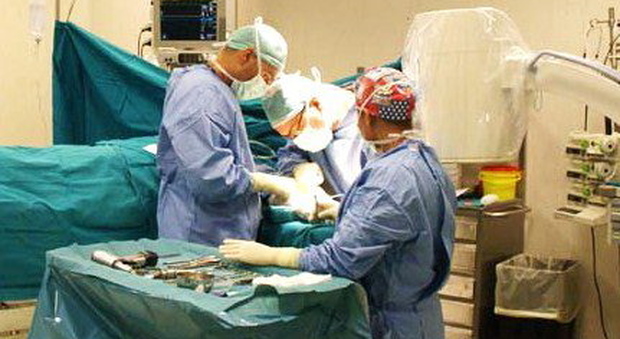Un intervento chirurgico a una mano