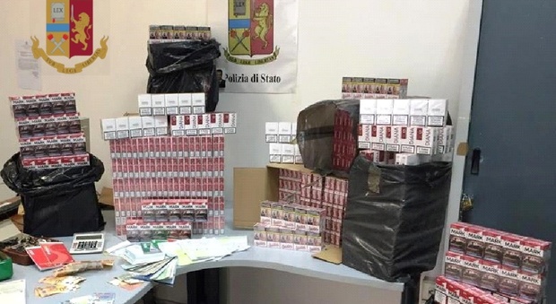 Contrabbandiere arrestato nei vicoli di Napoli: in casa aveva 50 kg di stecche di sigarette