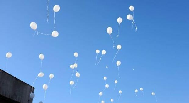 Palloncini bianchi per ricordare le vittime del covid e per dire addio al 2020