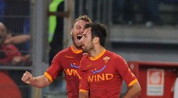 De Rossi, l'assist, Vucinic, il gol (foto Andrea D'Errico - Lapresse)