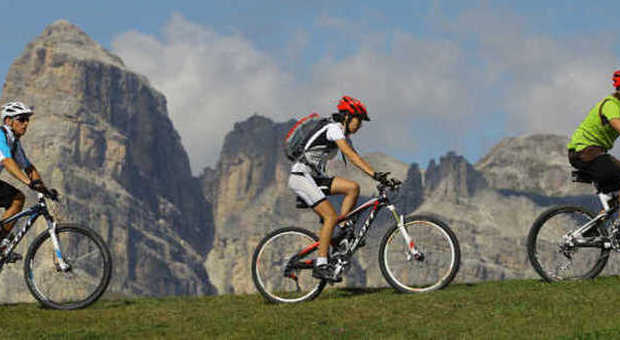 In mountain bike al cospetto delle Dolomiti
