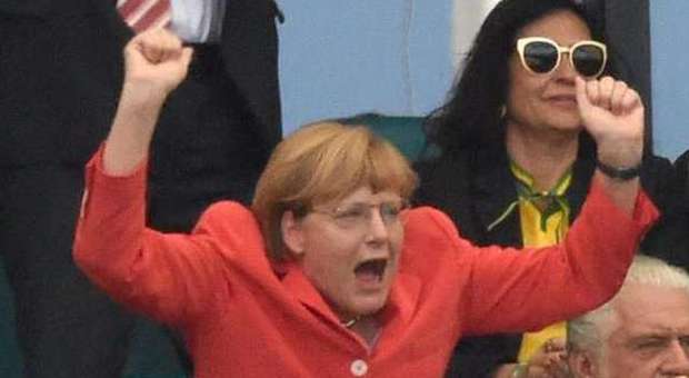 La cancelliera Merkel esulta per la vittoria della sua Germania