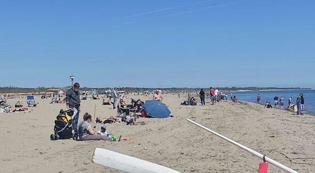 Turisti in spiaggia domenica a Rosolina Mare