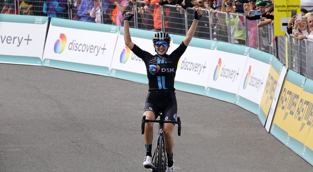 Giro Donne 2022, Labous vince la settima tappa sul Passo Maniva