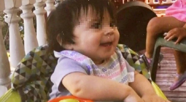 Bambina di 16 mesi morta di stenti, abbandonata 10 giorni a casa da sola mentre la mamma era in vacanza