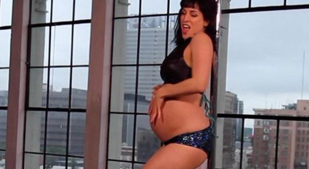 Balla la pole dance fino a una settimana prima del parto: "Mi ha aiutato a sentirmi sexy"