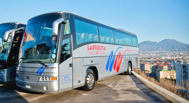 Bus turistici a Napoli, arriva la tassa d'ingresso: cento euro al giorno per circolare in città
