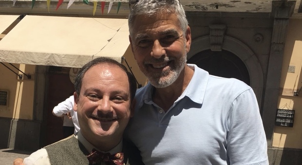 Un attore napoletano sul set con George Clooney: «Gli italiani sono unici»