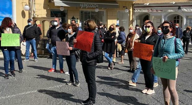 Capri, protestano i lavoratori del turismo ma il sindaco rassicura: «Presto saremo Covid free»