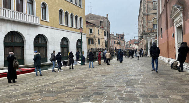 Venezia, in fila per un tampone