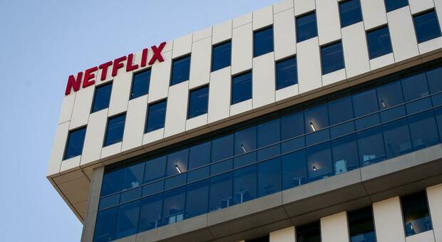 Netflix perde 2 milioni di abbonati per la prima volta in 10 anni (effetto guerra e non solo)