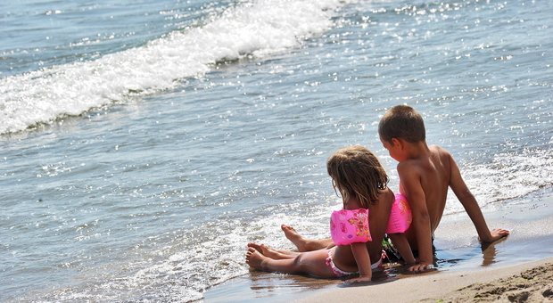Due bambini sulla spiaggia di Rosolina Mare