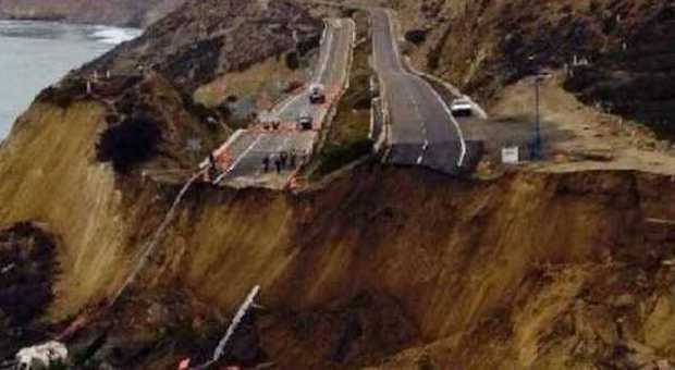Messico, sisma e piogge: crolla l'autostrada sulla scogliera
