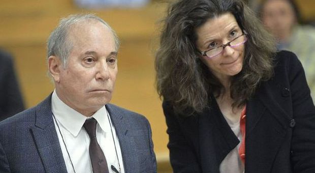 Paul Simon e la moglie Edie Brickell davanti al giudice