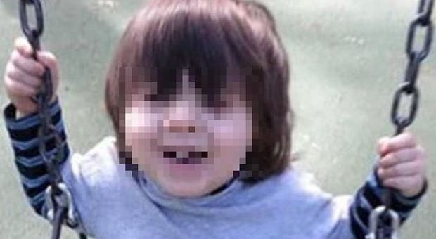 Bimbo di tre anni trovato morto dentro l'asciugatrice. Il padre: «È un incidente»